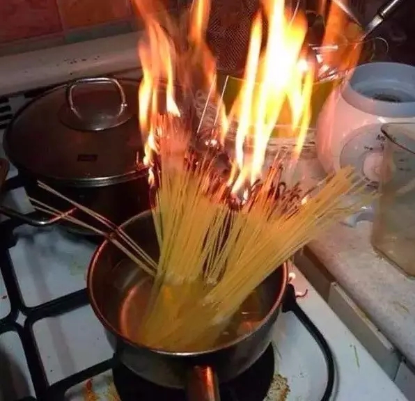 先从这个不知是锅煮面,显然没有食物加工的天分比如下面这些奇葩的女