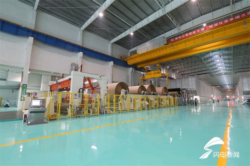 公司年产50 万吨低克重高档牛皮箱板纸项目正式开机投产.JPG