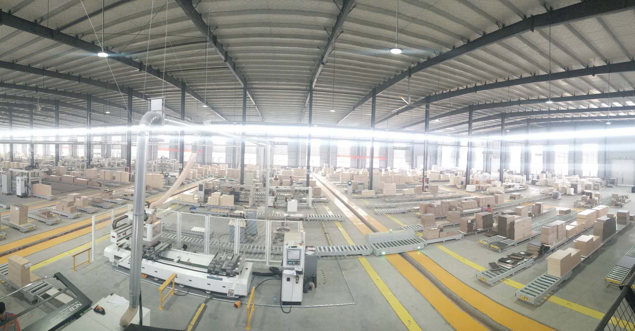 安信木业新旧动能转换自动化生产车间一角