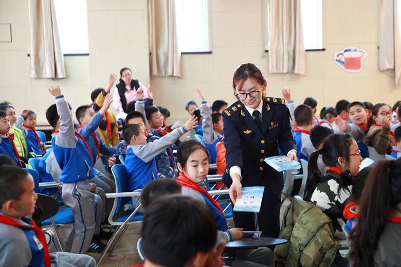 全國(guó)中小學(xué)生安全教育日 山東海事局為學(xué)生“送安全”