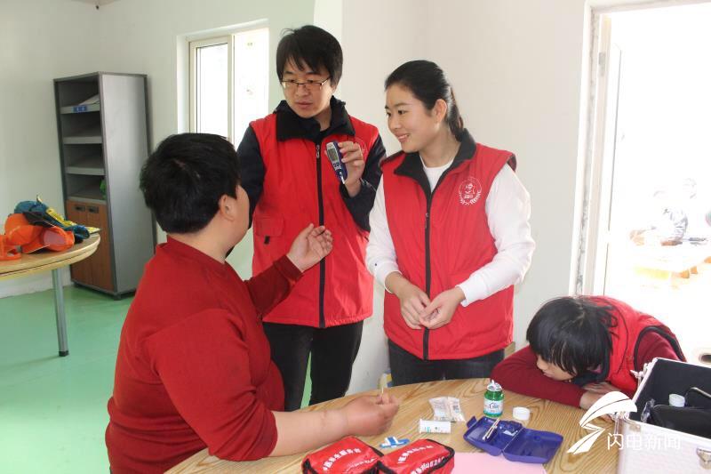 关爱星星孩子青岛崂山区红马甲医疗志愿服务队开展医疗帮扶活动