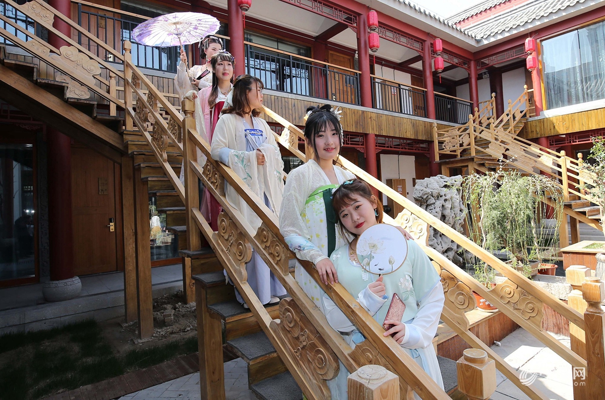 惊艳穿越回古代! 潍坊汉服美女演绎春游情景