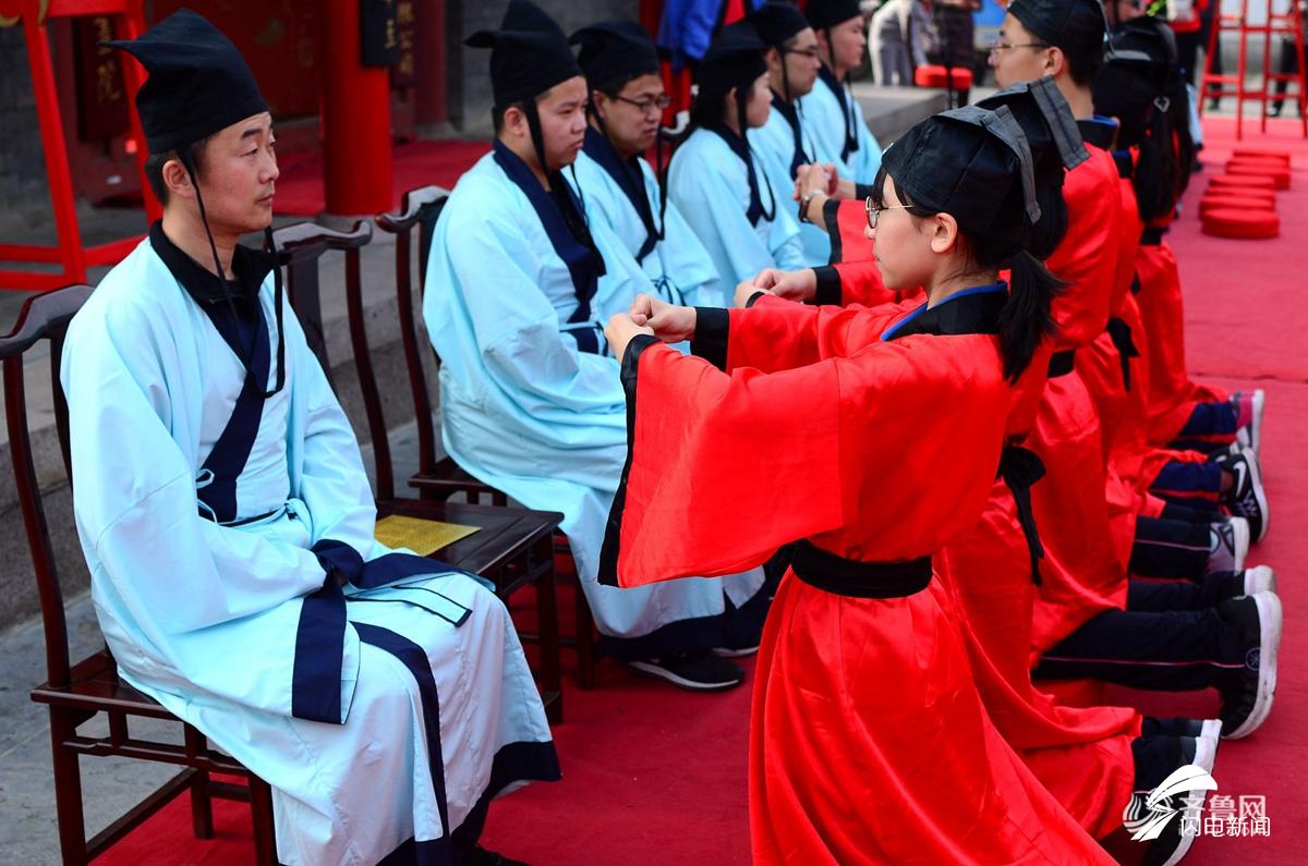 潍坊660名学生在曲阜同读论语行拜师礼感受传统文化