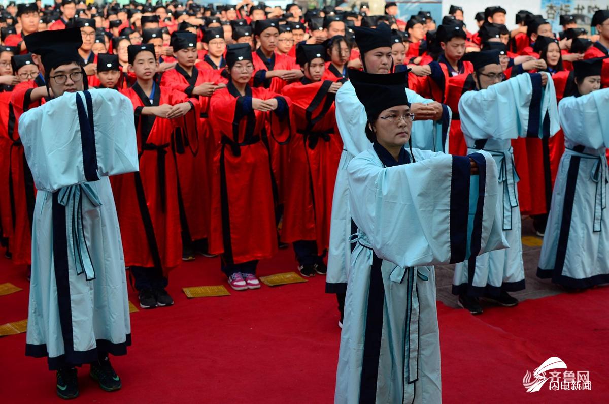 潍坊660名学生在曲阜同读论语 行拜师礼感受传统文化