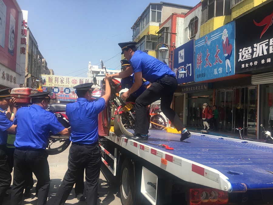 整治现场,淄川区城管部门出动拖车等作业车,区交警大队与城管大队等