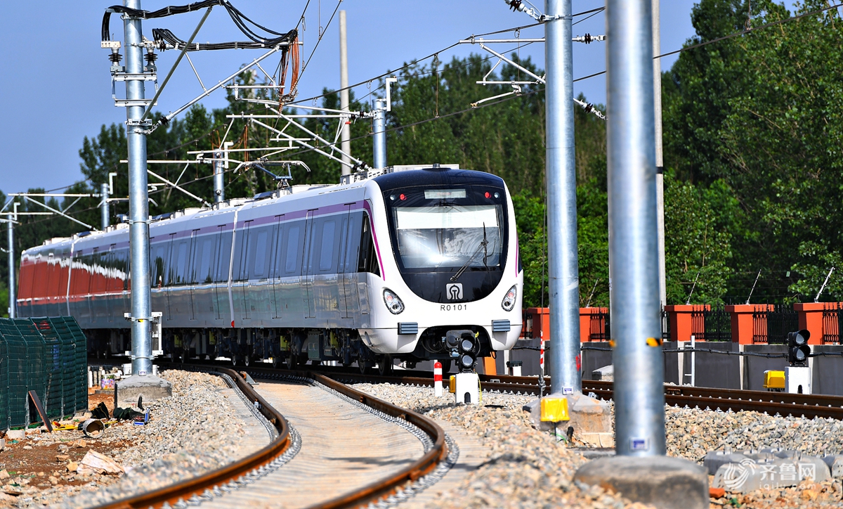 因为是r1号线,地铁车辆也被网友昵称为"小r".