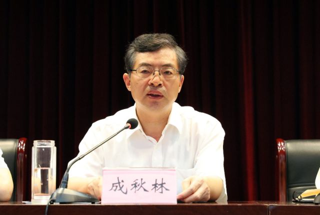 利津县委常委,组织部部长许明德宣读了2017年度县级及以上优秀人才