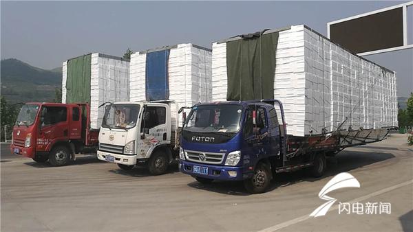 淄博:4辆改装车装泡沫箱跑长途 整车长达17米