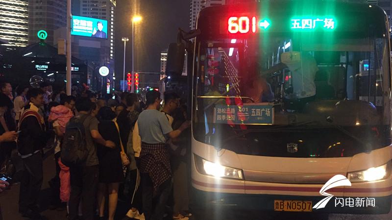 17日晚上9点，乘客排队乘坐温馨巴士601路公交车。_副本.jpg