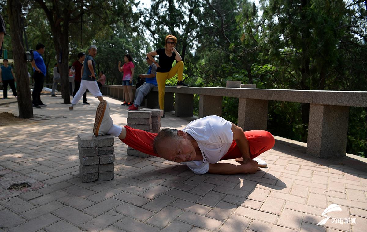 济南68岁老人苦练"豹跑"绝技12年 21秒下107级台阶