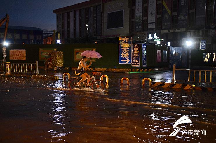 强降雨来啦!济南正式进入雨季 市民马路上演"水上漂"
