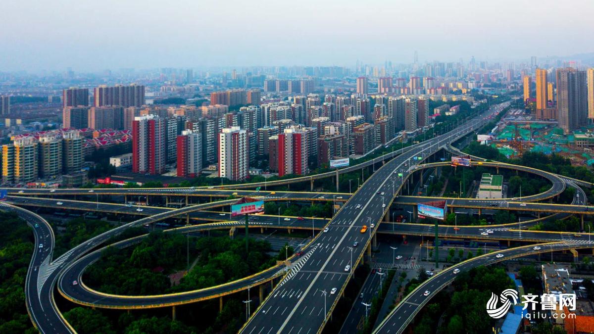 飞吧山东丨鸟瞰腊山立交桥日与夜纵横交错演奏城市交响曲