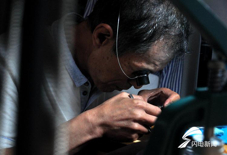 新100文化创意产业园内一位老师傅正在手工组装机械腕表.jpg