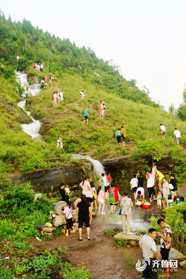 8月14日傍晚,坐落在山東省棗莊市山亭區鳧城鎮境內的白水泉,遊客在