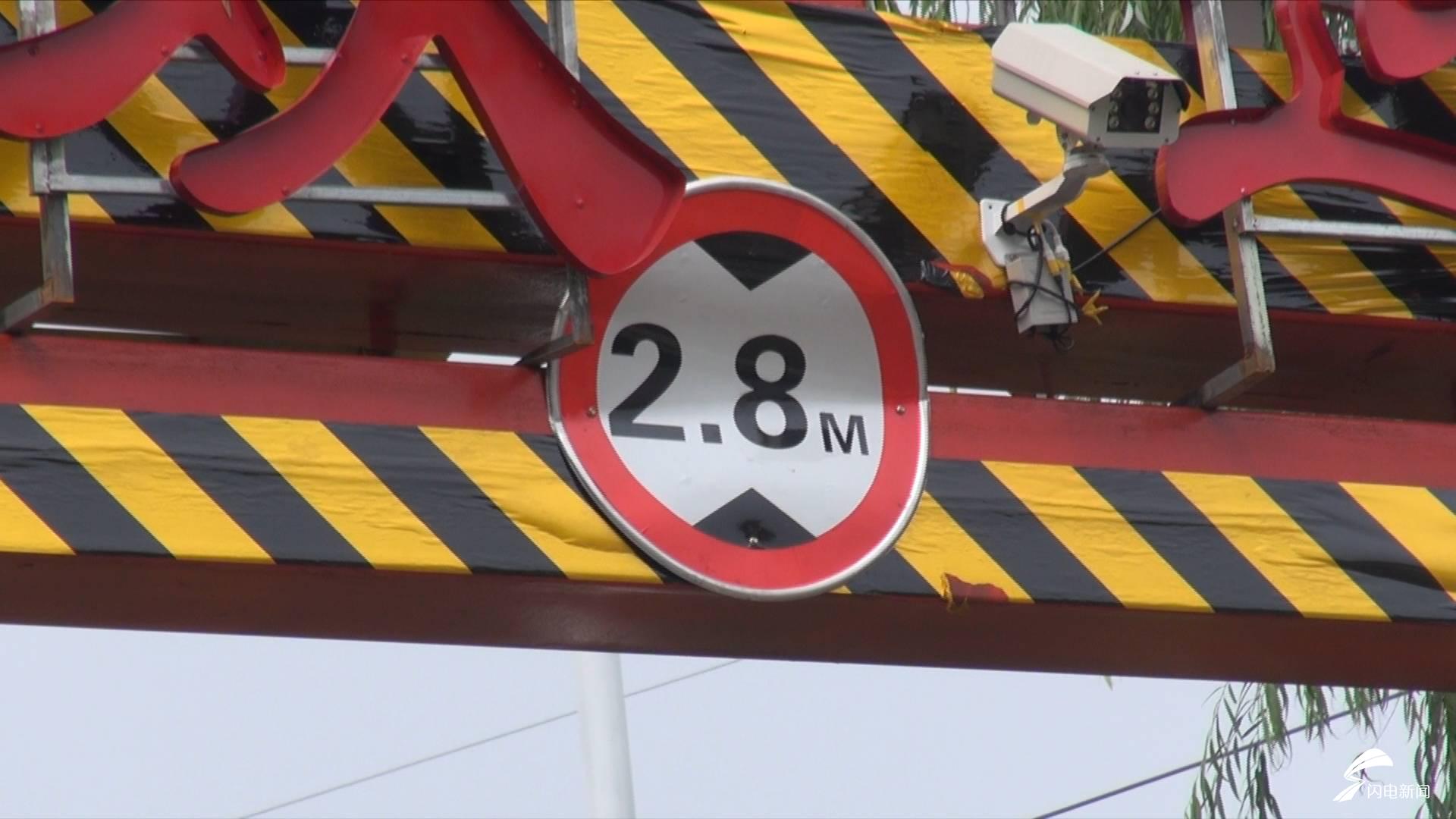 济南唐王镇主干道新建限高杆 旅游大巴难通行