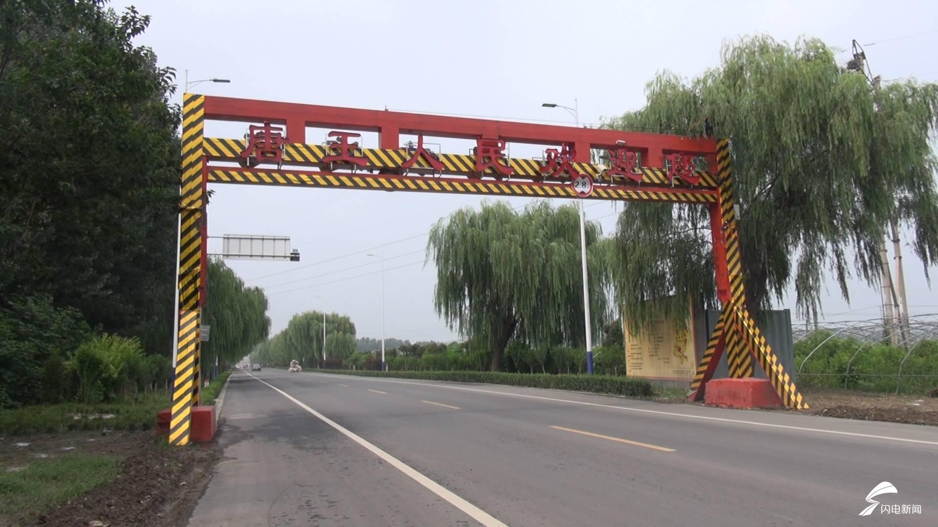 济南唐王镇主干道新建限高杆 旅游大巴难通行