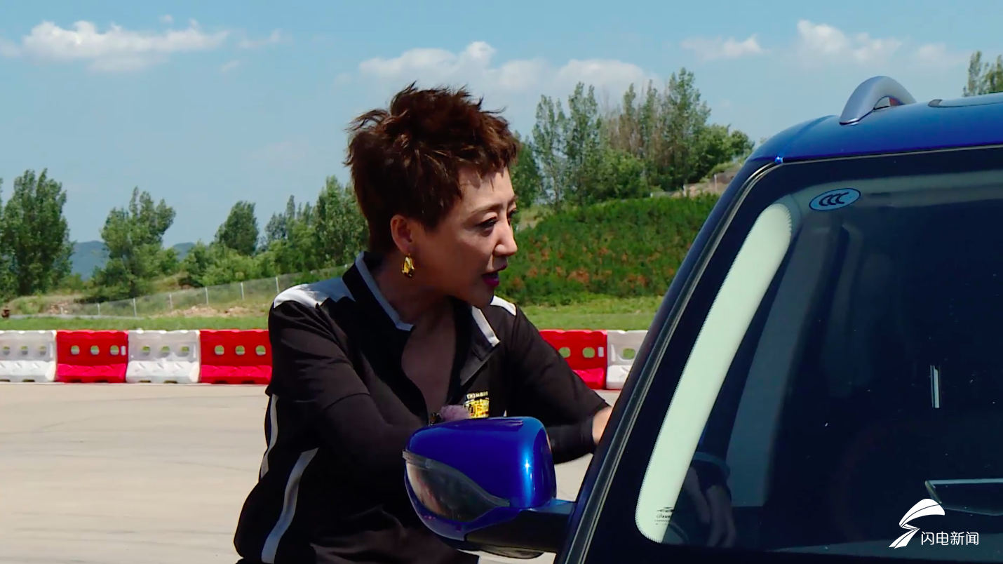 百克力更是毫不犹豫大声回答"我愿意",不顾妻子张杨果而在旁,与栢闻