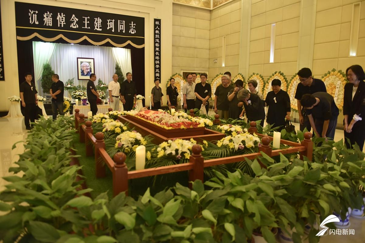 齐鲁网济南9月3日讯哀乐低回,哀思无限,来自全国各地的新闻人怀着无比