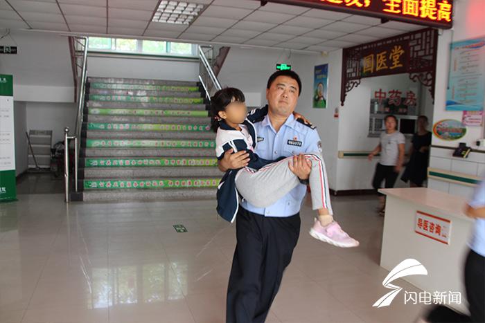 德州女生上课突然晕倒老师交警接力公主抱送医救治