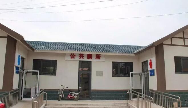 近日,在北海公園西北角公廁,已是晚上九點,保潔員仍在不斷打掃公廁