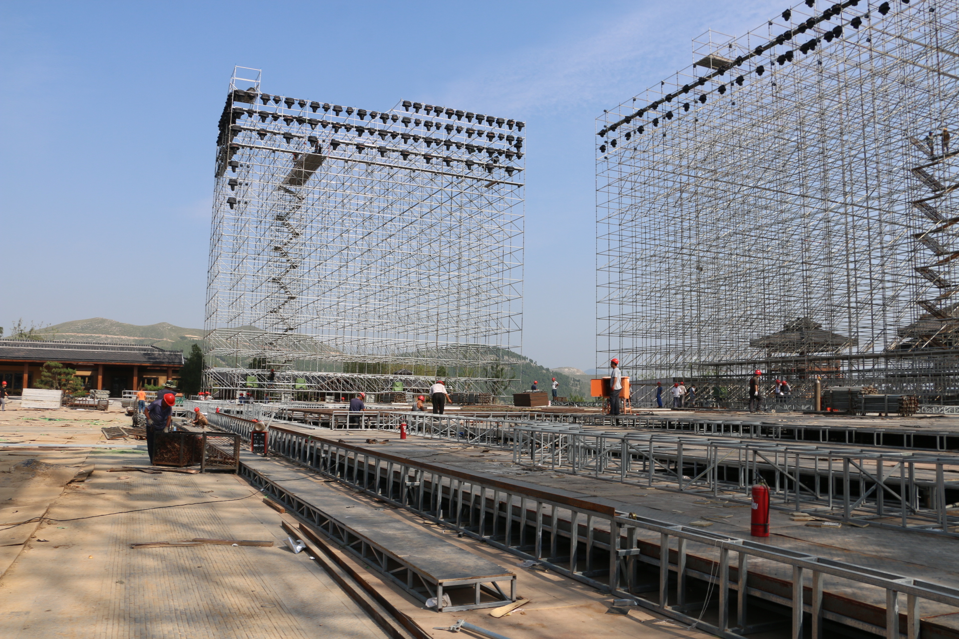 央视中秋晚会曲阜尼山直播现场舞台搭建正在快速高效施工