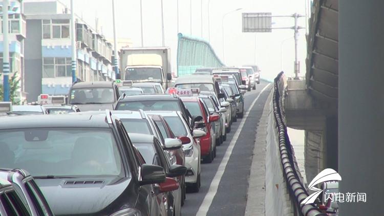 中秋临近济南市区高架桥火车站汽车站附近堵车严重