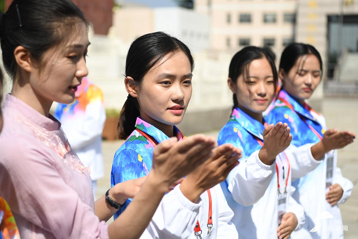 曲师大志愿者接受专业礼仪培训以最好的姿态迎接尼山论坛开幕