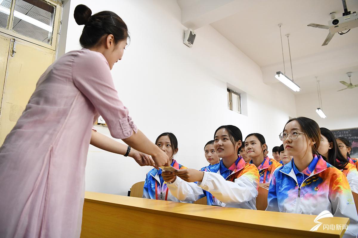 礼仪讲师王洁向学生们讲授如何递物接物.