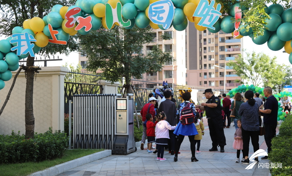 威海经区发布了解到,近日,经区皇冠街道办事处九龙湾幼儿园正式吭园