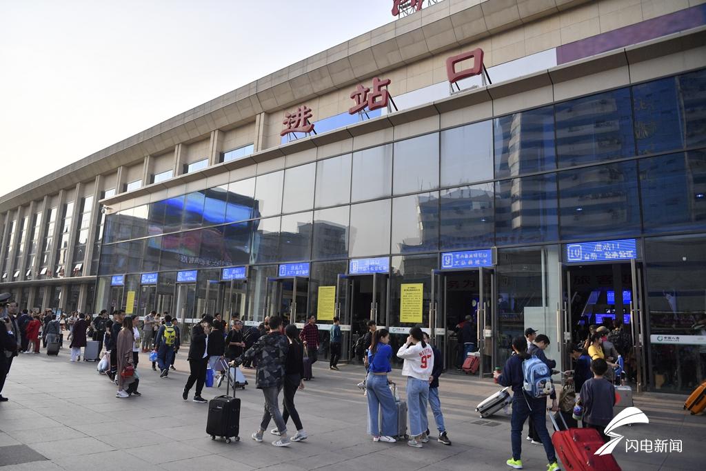 济南火车站迎返程高峰进站口广播实时导流温暖乘客