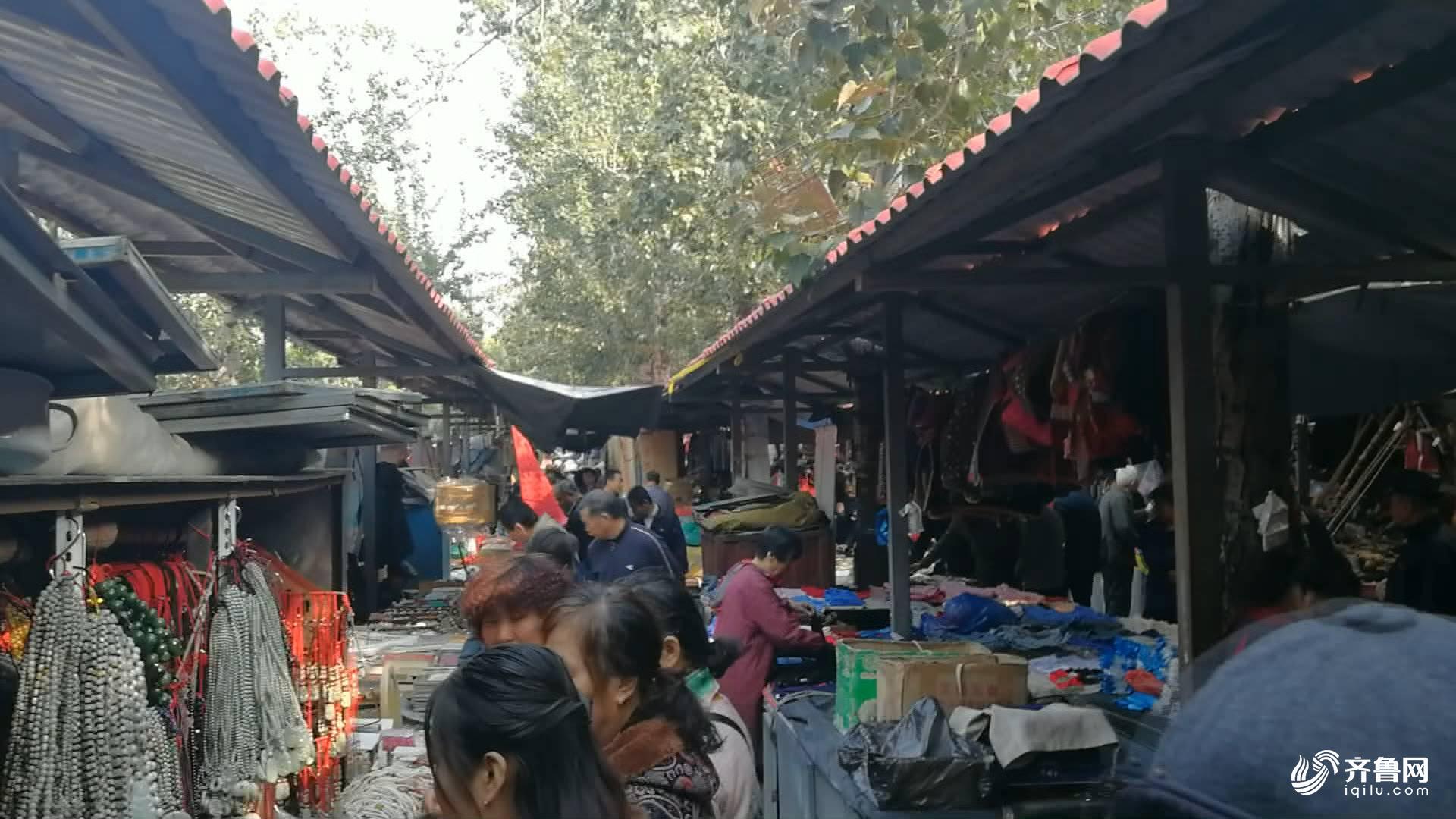 前段时间,我们关注了济南市英雄山脚下,每周六都有鸟贩来卖鸟的情况