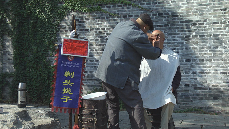 青州古城剃头挑子行走中渐渐消逝