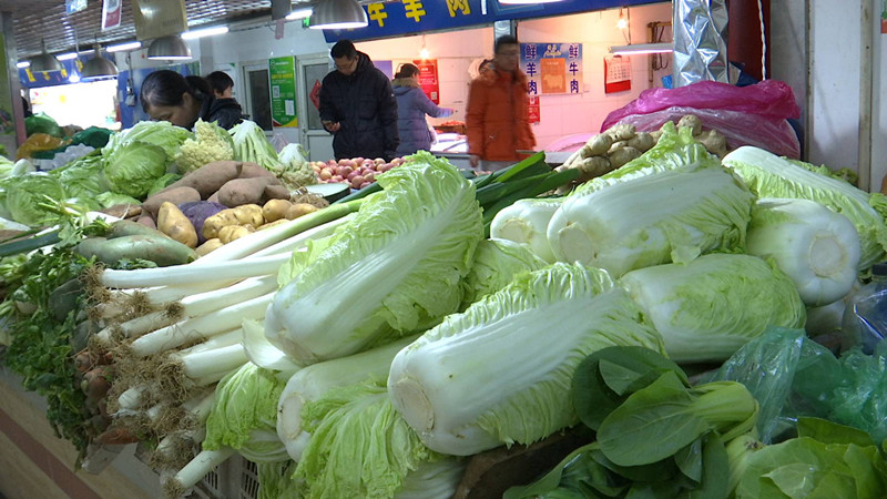 白菜价格：农贸市场5-7毛一斤 超市2毛5一斤.JPG