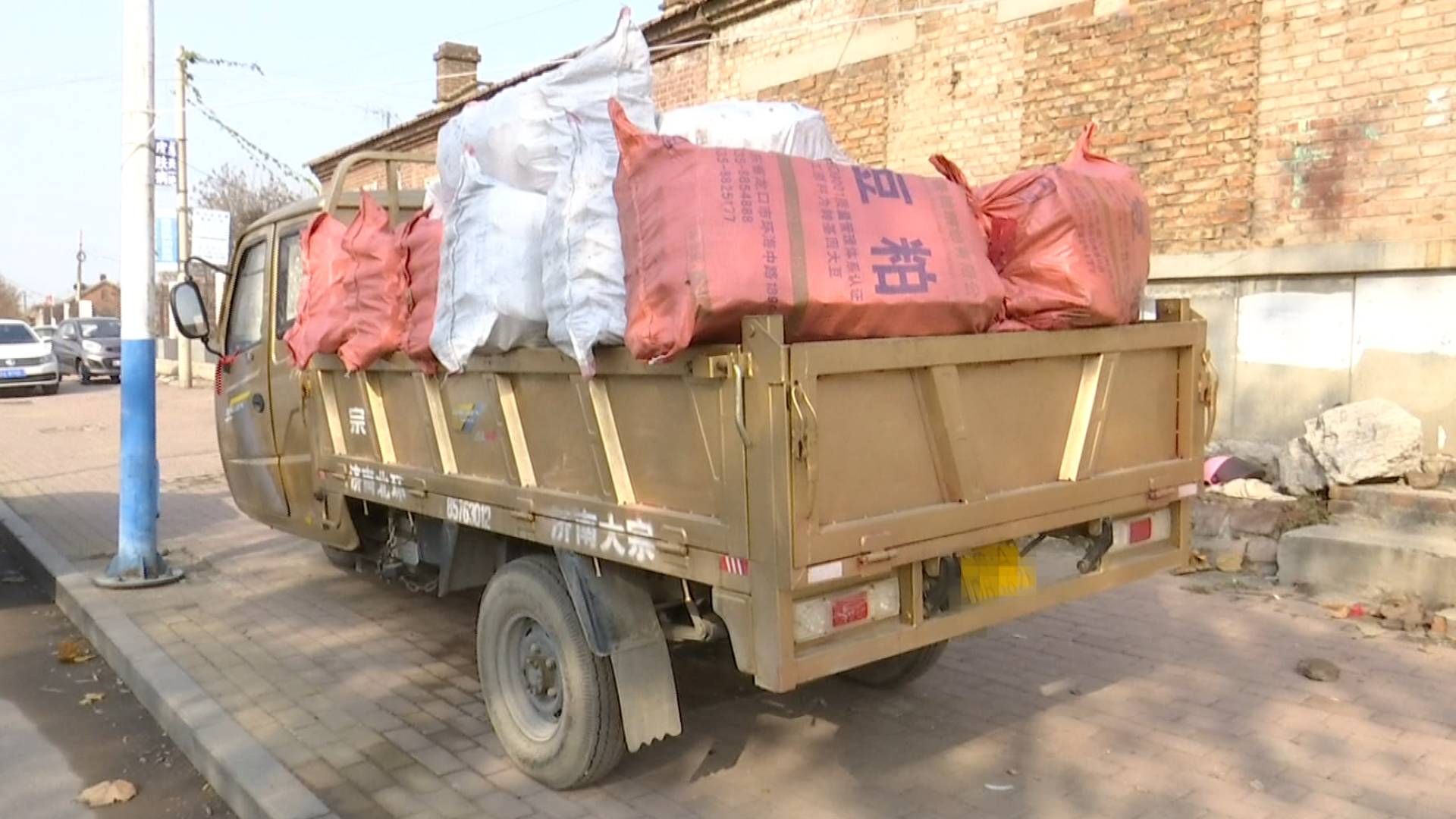 24秒丨偷来三轮车安上小喇叭齐河小伙开业收废品放鞭炮引来失主