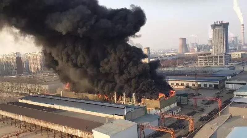 突發！鄒平一公司鍍鋅車間墻體著火 無人員傷亡