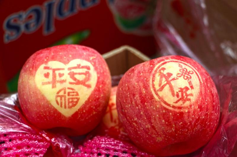 平安夜吃苹果就是中西文化的融合,是一