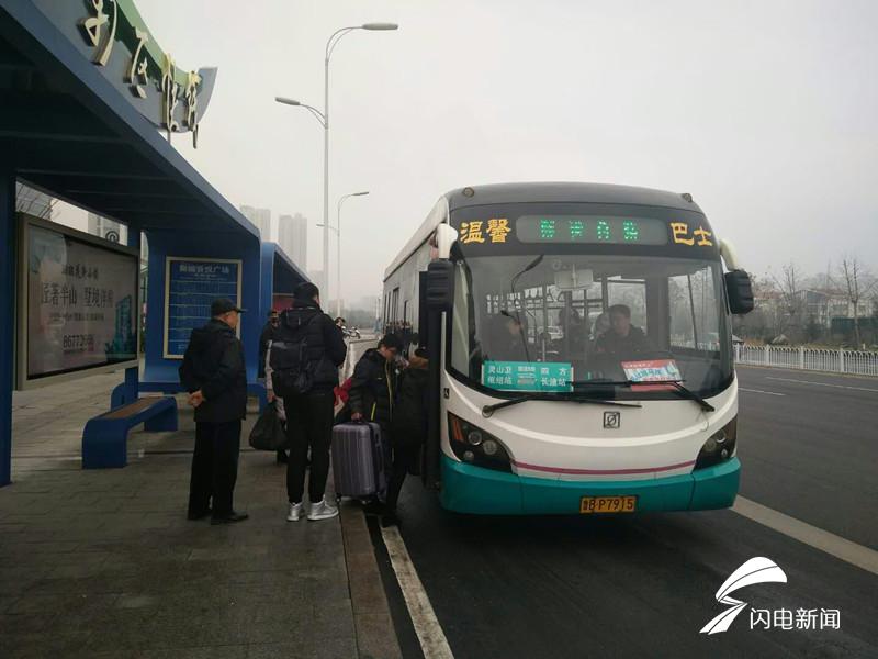 b7e78ccb2b9ed250257832c973071f08.jpg 从积米崖地铁站出来换乘青西快线的乘客_副本.jpg