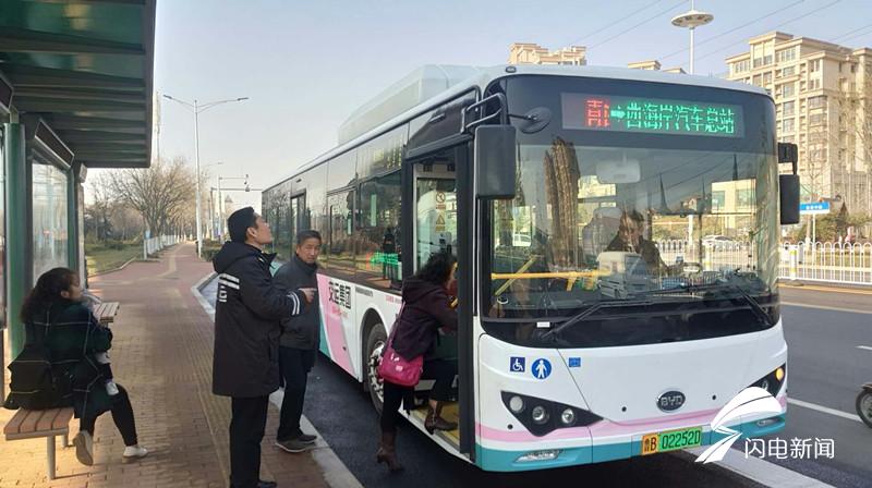 ee650630cfe728b981be0e400f2d5462.jpg 交运温馨巴士工作人员在和地铁站对接的凤凰山路地铁站车站进行叮嘱_副本.jpg