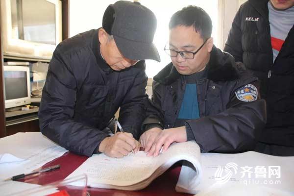 居民認真核對協議上的數據，確認無誤后簽字.jpg