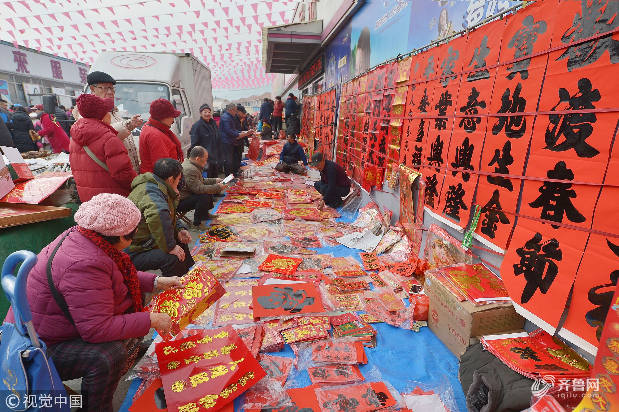 青岛年货市场火爆数万人逛大集寻年味