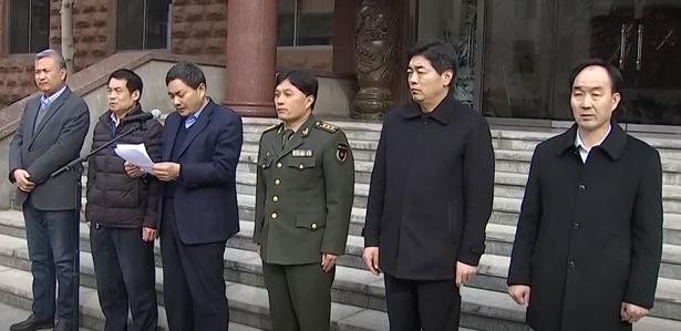 吴振吉指出,悬挂光荣牌不仅是一种精神荣誉的象征,更是对新时代军人