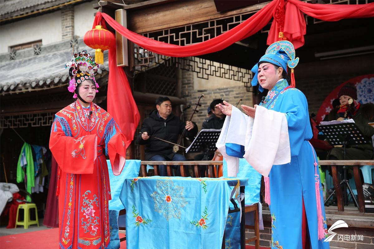 2月10日，青岛西海岸新区隐珠街道金河艺术团的演员们在为群众们演出。(张进刚  摄3)电话  13854260100.JPG