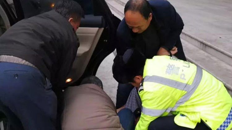 37秒丨無(wú)私援助雪中送炭！濱州高新交警緊急開道幫助昏迷病人送醫(yī)
