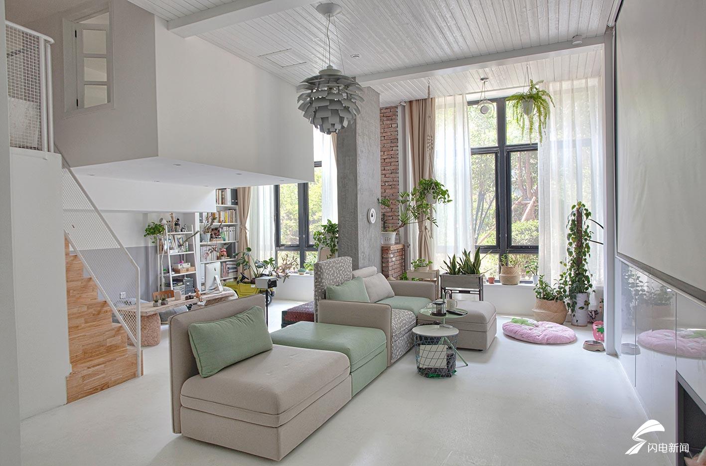 济南一对夫妻将76平房子改装成双层大别墅67