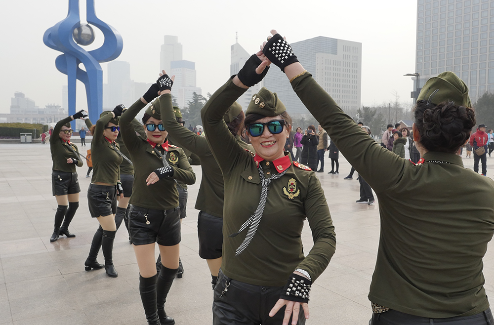 泉城广场一场火辣辣的水兵舞文化表演上演