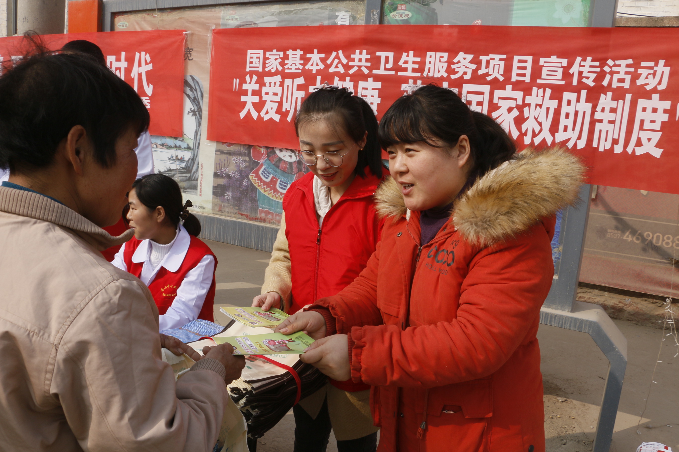 這個鎮分別在南辛,白村等集貿市場,設立學雷鋒獻愛心宣傳服務檯,向