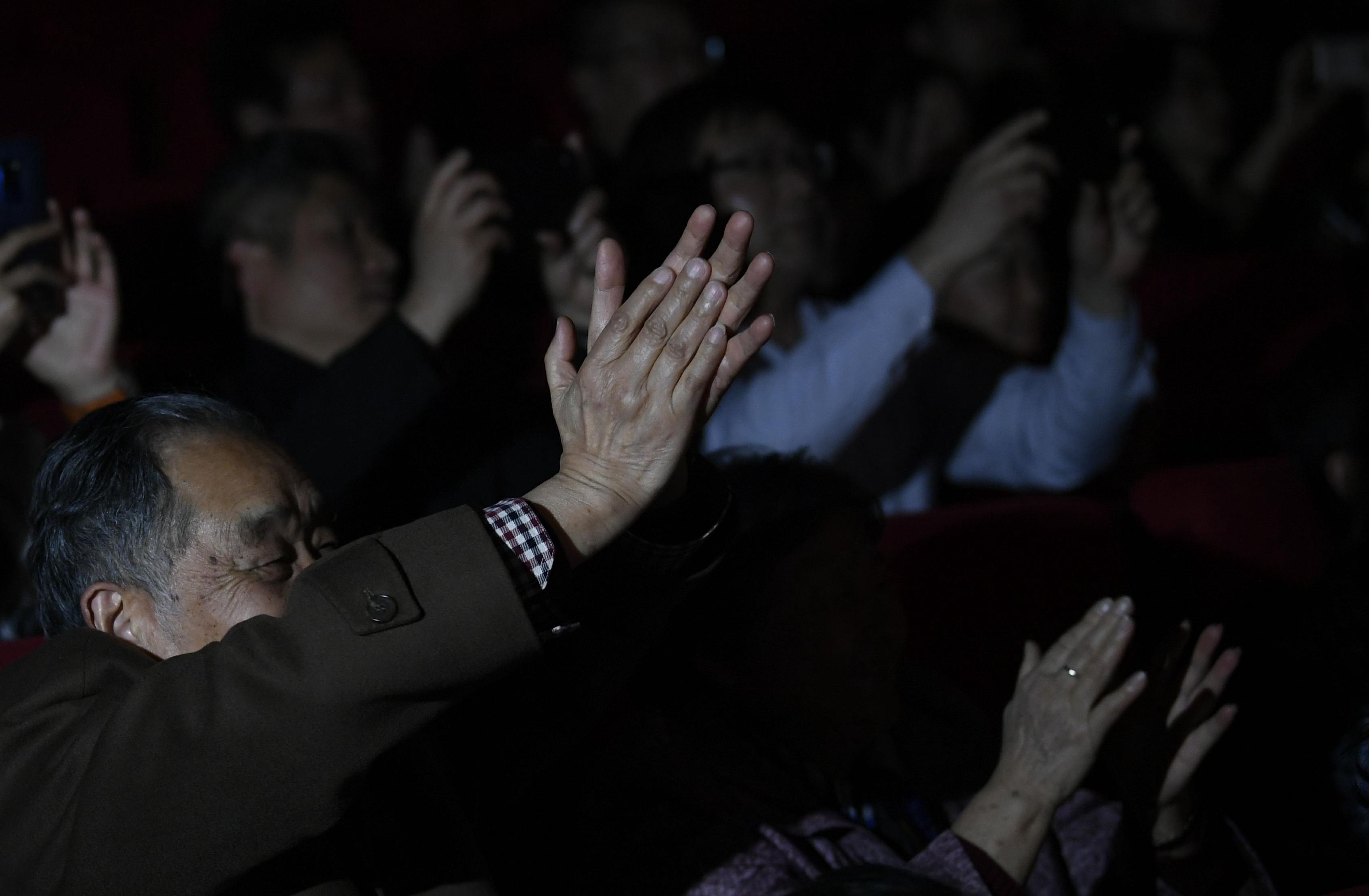 组图看哭了沂蒙山京城震撼首演谢幕后观众含泪不离场