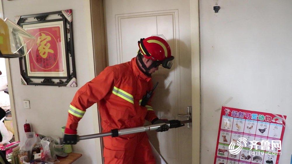 山东济宁: 2岁幼童独锁家中 消防员2分钟开门施救