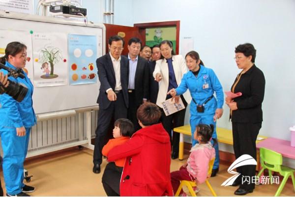 曲阜市人大常委会主任李玲一行莅临市二院特殊儿童康教医结合部视察