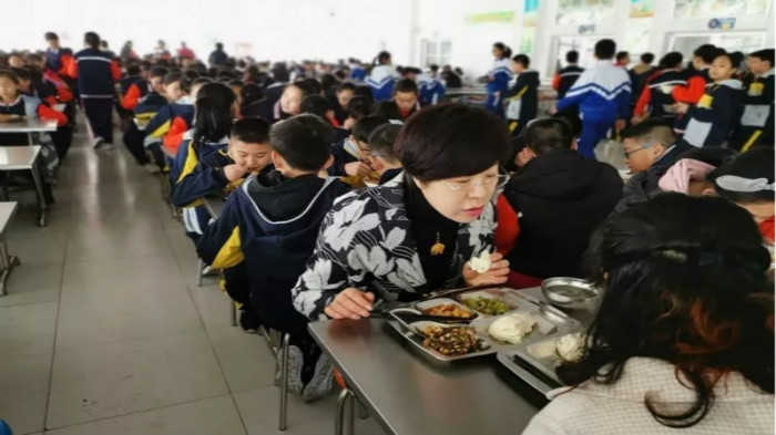 文登二中开展"尊重生命 关爱生命"食品安全教育活动